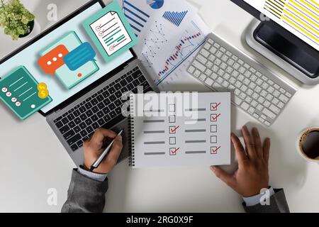 Online-Umfrage Umfrage Ausfüllen des Umfrageformulars online, Beantworten von Fragen Kunden Business Marketing Service Online-Bewertungsprüfung Auswahlinformationen des Kunden Stockfoto