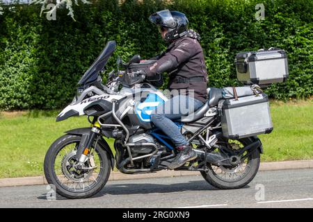 Whittlebury, Northants., Großbritannien - Aug 6. 2023. BMW R 1200 GS Motorrad, das durch ein englisches Dorf fährt. Stockfoto