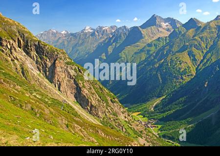 Von Rifflalm aus betrachtet, sehen Sie die Kette der Pitztal-Gipfel „Geigenkamm“. Im Tal das Dorf Mandarfen. Alpen, Tirol, Österreich Stockfoto