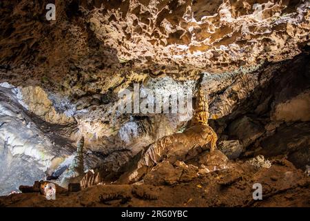 Atemberaubende Felsformationen mit Stalagmiten in der Höhle Belianska im slowakischen Tatra-Nationalpark Stockfoto