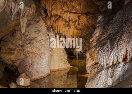 Kristallklares Wasser, umgeben von erstaunlichen Felsformationen in der Höhle Belianska im slowakischen Tatra-Nationalpark Stockfoto