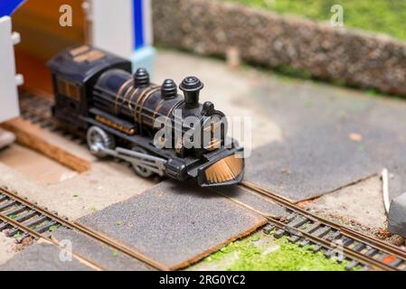 Eisenbahnmodellierung. Nahaufnahme des Modellzugs auf den Schienen Stockfoto