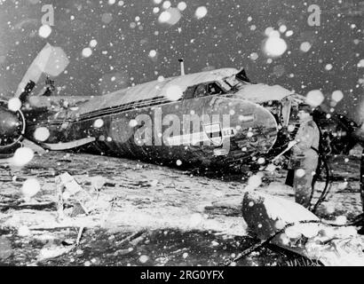 Datei Foto vom 06. Februar 02/58 des Wracks des Flugzeugs der British European Airways, das am 6. Februar 1958 in München abstürzte, während Mitglieder der Manchester United Fußballmannschaft aus einem Europapokal-Spiel nach Hause kamen. Fußballfans könnten von Spielen, einschließlich der Europameisterschaften im nächsten Jahr, ausgeschlossen werden, wenn sie Tragödien wie die Hillsborough-Katastrophe, den Flugzeugabsturz in München, Bradford Fire oder den Tod von Emiliano Sala bei einem Flugzeugabsturz verspotten. Ausgabedatum: Montag, 7. August 2023. Stockfoto