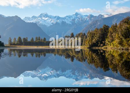 Mount Tasman (Horokoau) und Mount Cook (Aoraki) spiegeln sich im See wider Matheson bei Fox Glacier in den Südlichen Alpen von New Seeland Stockfoto