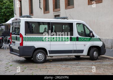 Mailand , Italien - 08 02 2023 : Polizia Locale di milano Logo Marke und Textzeichen om Police van Patrol in mailand City italien Stockfoto