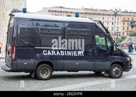 Mailand , Italien - 08 02 2023 : Carabinieri Militärpolizei van italien mit Verstärkung und Schutz für Einsatzwagen in einer italienischen Stadteinheit Stockfoto