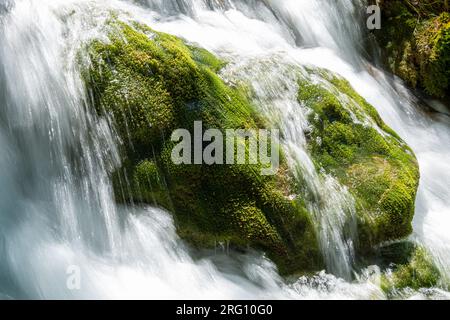 Wasserfälle zwischen moosbedeckten Felsen auf einem der vielen Wasserfälle im Nationalpark Plitvicer Seen in Kroatien Stockfoto