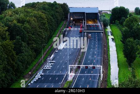 HEINENOORD - 06/08/2023, Drohnenfoto von Arbeiten am Heinenoord-Tunnel. Aufgrund von Renovierungsarbeiten ist der Tunnel auf der Autobahn A29 vollständig geschlossen. ANP JEFFREY GROENEWEG niederlande raus - belgien raus Stockfoto