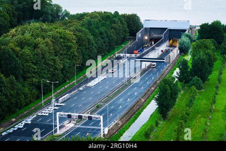 HEINENOORD - 06/08/2023, Drohnenfoto von Arbeiten am Heinenoordtunnel. Aufgrund von Renovierungsarbeiten ist der Tunnel auf der Autobahn A29 vollständig geschlossen. ANP JEFFREY GROENEWEG niederlande raus - belgien raus Stockfoto