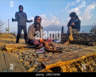 Oktober 14. 2022, Uttarakhand Indien. Fröhliche Camper, die Gitarren streiften, genießen Musik in den Hügeln von Uttarakhand während eines herrlichen Campingerlebnisses. M Stockfoto