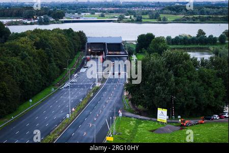 HEINENOORD - 06/08/2023, Drohnenfoto von Arbeiten am Heinenoordtunnel. Aufgrund von Renovierungsarbeiten ist der Tunnel auf der Autobahn A29 vollständig geschlossen. ANP JEFFREY GROENEWEG niederlande raus - belgien raus Stockfoto