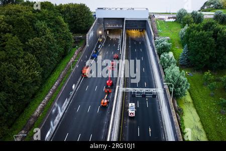 HEINENOORD - 06/08/2023, Drohnenfoto von Arbeiten am Heinenoord-Tunnel. Aufgrund von Renovierungsarbeiten ist der Tunnel auf der Autobahn A29 vollständig geschlossen. ANP JEFFREY GROENEWEG niederlande raus - belgien raus Stockfoto