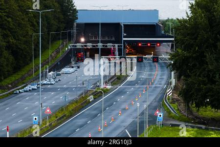 HEINENOORD - 06/08/2023, Drohnenfoto von Arbeiten am Heinenoord-Tunnel. Aufgrund von Renovierungsarbeiten ist der Tunnel auf der Autobahn A29 vollständig geschlossen. ANP JEFFREY GROENEWEG niederlande raus - belgien raus Stockfoto