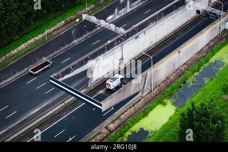 HEINENOORD - 06/08/2023, Drohnenfoto von Arbeiten am Heinenoordtunnel. Aufgrund von Renovierungsarbeiten ist der Tunnel auf der Autobahn A29 vollständig geschlossen. ANP JEFFREY GROENEWEG niederlande raus - belgien raus Stockfoto