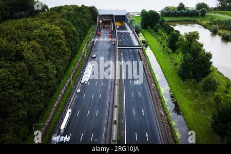 HEINENOORD - 06/08/2023, Drohnenfoto von Arbeiten am Heinenoordtunnel. Aufgrund von Renovierungsarbeiten ist der Tunnel auf der Autobahn A29 vollständig geschlossen. ANP JEFFREY GROENEWEG niederlande raus - belgien raus Stockfoto