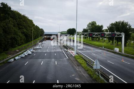 HEINENOORD - 06/08/2023, Drohnenfoto von Arbeiten am Heinenoord-Tunnel. Aufgrund von Renovierungsarbeiten ist der Tunnel auf der Autobahn A29 vollständig geschlossen. ANP JEFFREY GROENEWEG niederlande raus - belgien raus Stockfoto