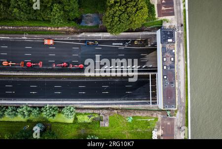 HEINENOORD - 06/08/2023, Drohnenfoto von Arbeiten am Heinenoord-Tunnel. Aufgrund von Renovierungsarbeiten ist der Tunnel auf der Autobahn A29 vollständig geschlossen. ANP JEFFREY GROENEWEG niederlande raus - belgien raus Stockfoto