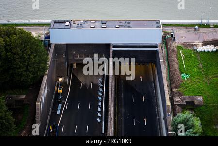 HEINENOORD - 06/08/2023, Drohnenfoto von Arbeiten am Heinenoord-Tunnel. Aufgrund von Renovierungsarbeiten ist der Tunnel auf der Autobahn A29 vollständig geschlossen. ANP JEFFREY GROENEWEG niederlande raus - belgien raus Stockfoto