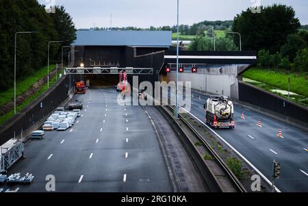 HEINENOORD - 06/08/2023, Drohnenfoto von Arbeiten am Heinenoord-Tunnel. Aufgrund von Renovierungsarbeiten ist der Tunnel auf der Autobahn A29 vollständig geschlossen. ANP JEFFREY GROENEWEG niederlande raus - belgien raus Stockfoto