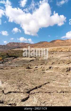 Sinkloch gefüllt mit türkisfarbenem Wasser, nahe der Küste des Toten Meeres. Löcher bilden sich, wenn unterirdisches Salz durch Süßwassereindringen aufgrund von Kontra aufgelöst wird Stockfoto