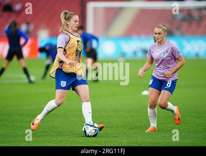 Keira Walsh und Georgia Stanway (rechts) aus England wärmen sich vor dem Spiel der FIFA Women's World Cup, Runde 16 im Brisbane Stadium, Australien, auf. Foto: Montag, 7. August 2023. Stockfoto