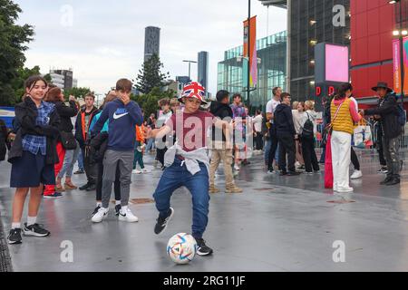 Ein junger englischer Fan spielt mit einem Fußball, der vor dem FIFA Women's World Cup 2023-Spiel England Women vs Nigeria Women im Suncorp Stadium, Brisbane, Australien, 7. August 2023 ankommt (Foto: Patrick Hoelscher/News Images) Stockfoto