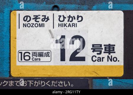 Shinkansen-Nummernschild am Bahnsteig: „Nozomi, Hikari, 16 Cars, Car No. 12“; Japan Stockfoto