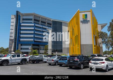 Der Gold Coast Campus der Southern Cross University befindet sich in Coolangatta, nur 400 Meter vom North Kirra Beach entfernt und neben dem Gold Coast Airport Stockfoto