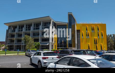 Der Gold Coast Campus der Southern Cross University befindet sich in Coolangatta, nur 400 Meter vom North Kirra Beach entfernt und neben dem Gold Coast Airport Stockfoto