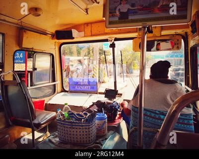 Bangkok, Thailand - 21. Februar 2020: Blick aus dem Inneren eines alten öffentlichen Busverkehrs mit Blick aus dem Vorderfenster auf die Don Meuang Road. Stockfoto