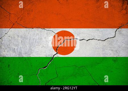 Ein Bild der Niger-Flagge an einer Wand mit einem Riss. Stockfoto
