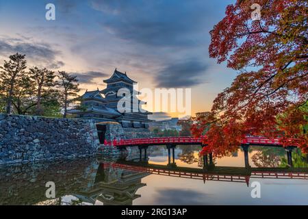 Matsumoto Nagano, Sonnenaufgang auf der Burg Matsumoto im Herbst Stockfoto