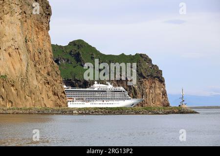 Kreuzfahrtschiff in einer Bucht von Heimaey Island - Vestmannaeyjar - Westman Islands - Island Stockfoto