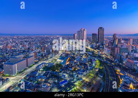 Nagoya Aichi Japan, Skyline-Nacht am Bahnhof Nagoya und Business Center Stockfoto