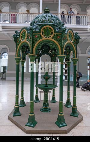 Trinkbrunnen und Pavillon in der Grand Gallery im National Museum of Scotland in Edinburgh, Schottland, Großbritannien. Zierbrunnen aus Gusseisen hergestellt Stockfoto