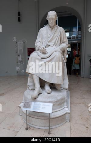 Statue von James Watt auf Sockel, Marmorskulptur von Sir Francis Chantrey in der Grand Gallery im National Museum of Scotland in Edinbur Stockfoto