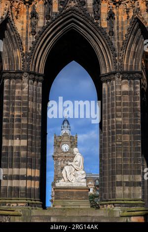 Edinburgh, Schottland, Statue von Sir Walter Scott und Balmoral Hotel Clock Tower im Bogenfenster des Scott Monument in Edinburgh in Schottland Stockfoto