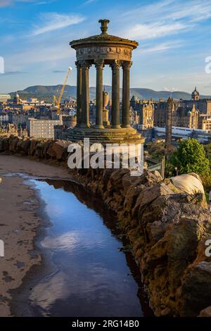 Dugald Stewart Monument am Calton Hill bei Sonnenuntergang in Edinburgh, Schottland, Großbritannien. Stockfoto