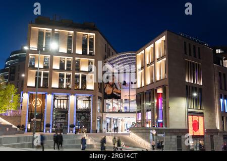 Edinburgh, Schottland, Großbritannien - 9. Mai 2023 - Einkaufszentrum im St. James Quarter und Wohngebiet bei Nacht. Stockfoto