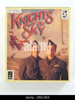 MicroProse Computerspiel 1990, Titelseite „Knights of the Sky“; zwei Männer in WW 1 RAF-Uniformen vor einer Illustration eines Hundekampfs von Red Barron Stockfoto
