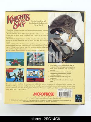 MicroProse Knights of the Sky, Rückseite mit Screenshots und Beschreibungen des Spiels, Foto einer fliegenden Ledermütze, fliegende Schutzbrillen und Medaillen Stockfoto