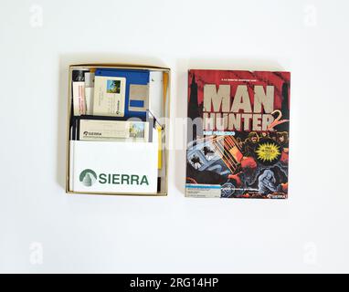 Man Hunter 2; 1989 Box Front Cover Art Illustration und Box Inhalt als flache Lay. Sierra Adventure Games IBM & PC DOS-Games aus Sierra Stockfoto