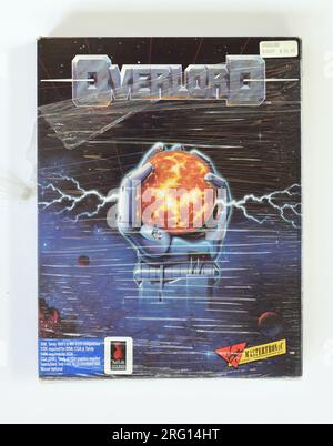 1980er-Gaming, Overlord, MS-DOS-Computerspiel, Titelbild einer Roboterhand, die die Sonne mit Blitzen hält. Stockfoto