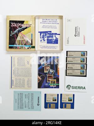 Flach aufliegender Kartoninhalt, Silpheed, Super Hogfighter 1988 von Sierra Games. MS-DOS-Computerspiel für IBM und PC Stockfoto