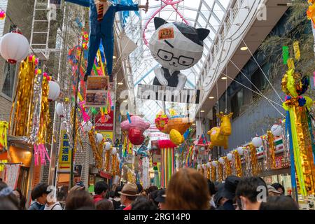 Essen. 6. Aug. 2023. Allgemeiner Überblick, 6. August 2023 - Asagaya Tanabata Festival 2023 in Asagaya in Tokio, Japan. Das Asagaya Tanabata Festival findet jedes Jahr im Einkaufsviertel Asagaya Pearl Center statt. Für dieses Jahr findet sie vom 4. Bis 8. August 2023 statt. Das Tanabata-Festival in Asagaya wurde 1954 von Händlern gegründet, die die Anzahl der Kunden erhöhen wollten. Das Festival ist berühmt für seine Pappmaché-Nachbildungen von Zeichentrickfiguren sowie die traditionellen japanischen Spiele und eine große Vielfalt an Speisen. Kredit: Keiichi Miyashita/AFLO/Alamy Live News Stockfoto