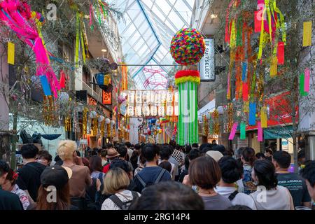 Essen. 6. Aug. 2023. Allgemeiner Überblick, 6. August 2023 - Asagaya Tanabata Festival 2023 in Asagaya in Tokio, Japan. Das Asagaya Tanabata Festival findet jedes Jahr im Einkaufsviertel Asagaya Pearl Center statt. Für dieses Jahr findet sie vom 4. Bis 8. August 2023 statt. Das Tanabata-Festival in Asagaya wurde 1954 von Händlern gegründet, die die Anzahl der Kunden erhöhen wollten. Das Festival ist berühmt für seine Pappmaché-Nachbildungen von Zeichentrickfiguren sowie die traditionellen japanischen Spiele und eine große Vielfalt an Speisen. Kredit: Keiichi Miyashita/AFLO/Alamy Live News Stockfoto