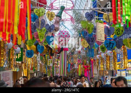 Essen. 6. Aug. 2023. Allgemeiner Überblick, 6. August 2023 - Asagaya Tanabata Festival 2023 in Asagaya in Tokio, Japan. Das Asagaya Tanabata Festival findet jedes Jahr im Einkaufsviertel Asagaya Pearl Center statt. Für dieses Jahr findet sie vom 4. Bis 8. August 2023 statt. Das Tanabata-Festival in Asagaya wurde 1954 von Händlern gegründet, die die Anzahl der Kunden erhöhen wollten. Das Festival ist berühmt für seine Pappmaché-Nachbildungen von Zeichentrickfiguren sowie die traditionellen japanischen Spiele und eine große Vielfalt an Speisen. Kredit: Keiichi Miyashita/AFLO/Alamy Live News Stockfoto