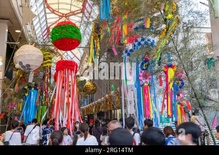 Essen. 6. Aug. 2023. Allgemeiner Überblick, 6. August 2023 - Asagaya Tanabata Festival 2023 in Asagaya in Tokio, Japan. Das Asagaya Tanabata Festival findet jedes Jahr im Einkaufsviertel Asagaya Pearl Center statt. Für dieses Jahr findet sie vom 4. Bis 8. August 2023 statt. Das Tanabata-Festival in Asagaya wurde 1954 von Händlern gegründet, die die Anzahl der Kunden erhöhen wollten. Das Festival ist berühmt für seine Pappmaché-Nachbildungen von Zeichentrickfiguren sowie die traditionellen japanischen Spiele und eine große Vielfalt an Speisen. Kredit: Keiichi Miyashita/AFLO/Alamy Live News Stockfoto