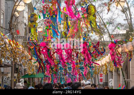 Essen. 6. Aug. 2023. Allgemeiner Überblick, 6. August 2023 - Asagaya Tanabata Festival 2023 in Asagaya in Tokio, Japan. Das Asagaya Tanabata Festival findet jedes Jahr im Einkaufsviertel Asagaya Pearl Center statt. Für dieses Jahr findet sie vom 4. Bis 8. August 2023 statt. Das Tanabata-Festival in Asagaya wurde 1954 von Händlern gegründet, die die Anzahl der Kunden erhöhen wollten. Das Festival ist berühmt für seine Pappmaché-Nachbildungen von Zeichentrickfiguren sowie die traditionellen japanischen Spiele und eine große Vielfalt an Speisen. Kredit: Keiichi Miyashita/AFLO/Alamy Live News Stockfoto