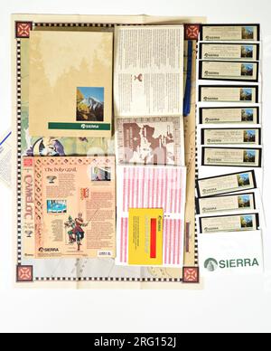 Sierra Adventure Games, Conquests of Camelot: The Search for the Gral; Inhalt der Spielbox, flach mit offenen Broschüren für DOS Games von Stockfoto